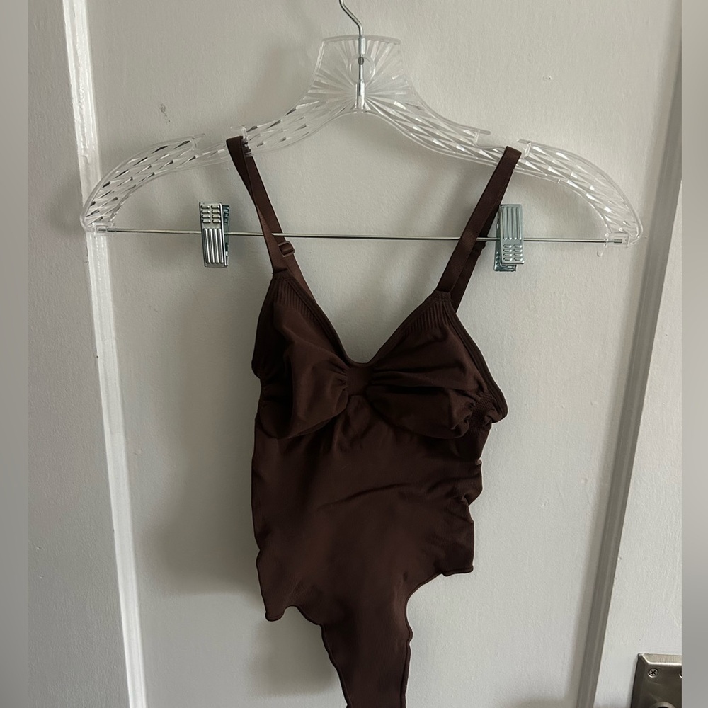 skims women’s cocoa seamless sculpt thong bodysuit size small